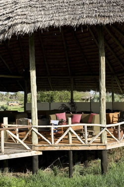 Enjoy the Sundowner in the lounge deck at Maramboi Tented Camp