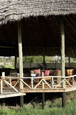 Enjoy the Sundowner in the lounge deck at Maramboi Tented Camp Enjoy the Sundowner in the lounge deck at Maramboi Tented Camp